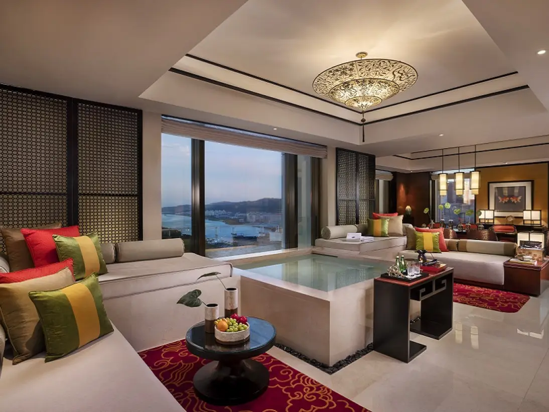 signature pool suite