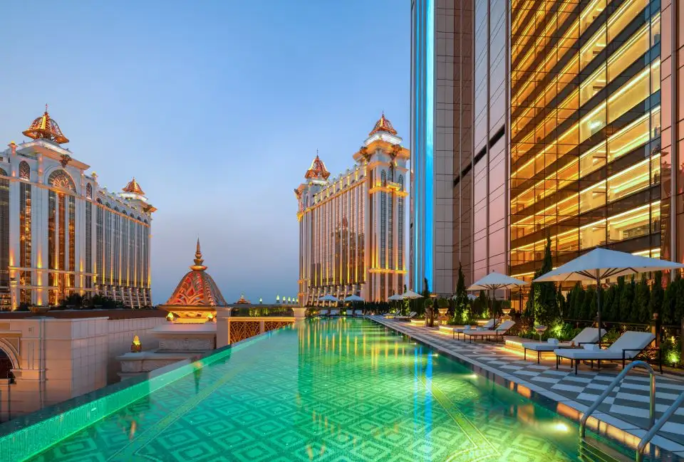 Raffles_6F_Pool_Deck_new
