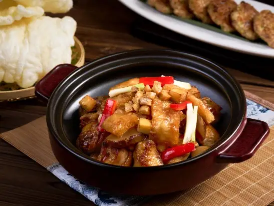Braised Fish Maw with Salted Fish and Chicken in Claypot_547x411_3.jpg