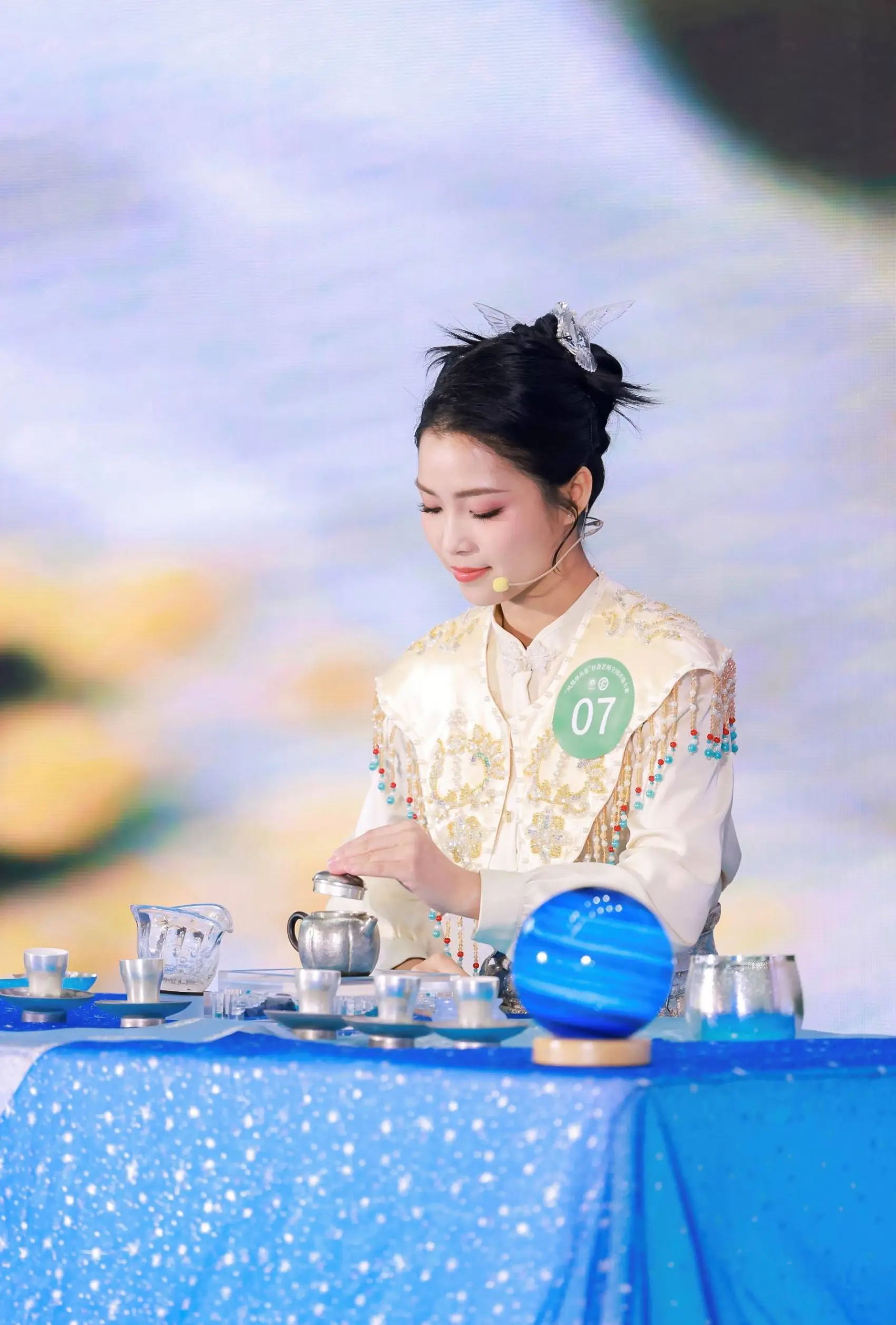 楊彩婷展現出純熟的泡茶手藝