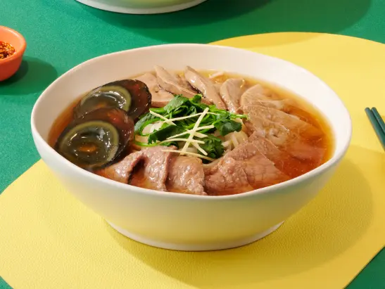 豬潤牛肉皮蛋芫茜米線