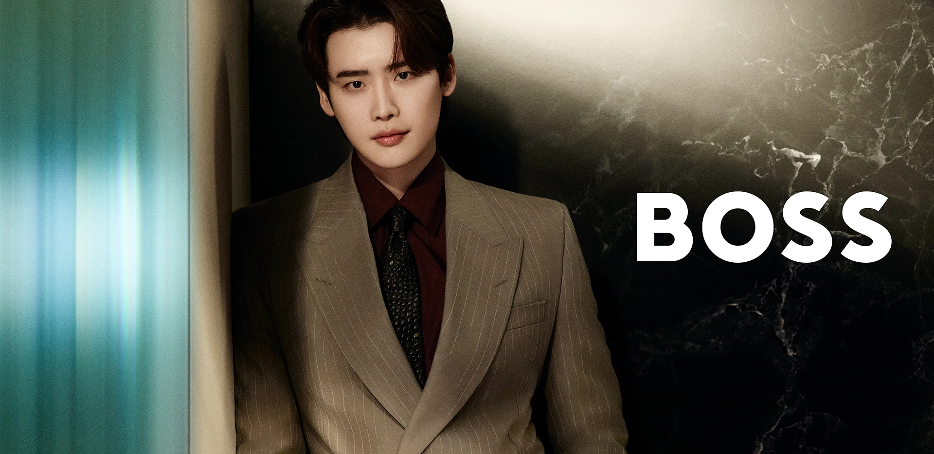 170377_339446_BOSS_WI24_WEB_SINGLE_1920x933_M_Lee_Look2_01_V1