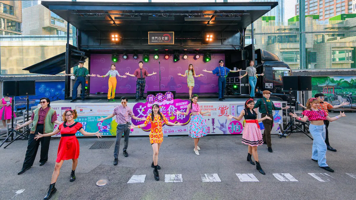 50s-style vintage dance performance_(1)