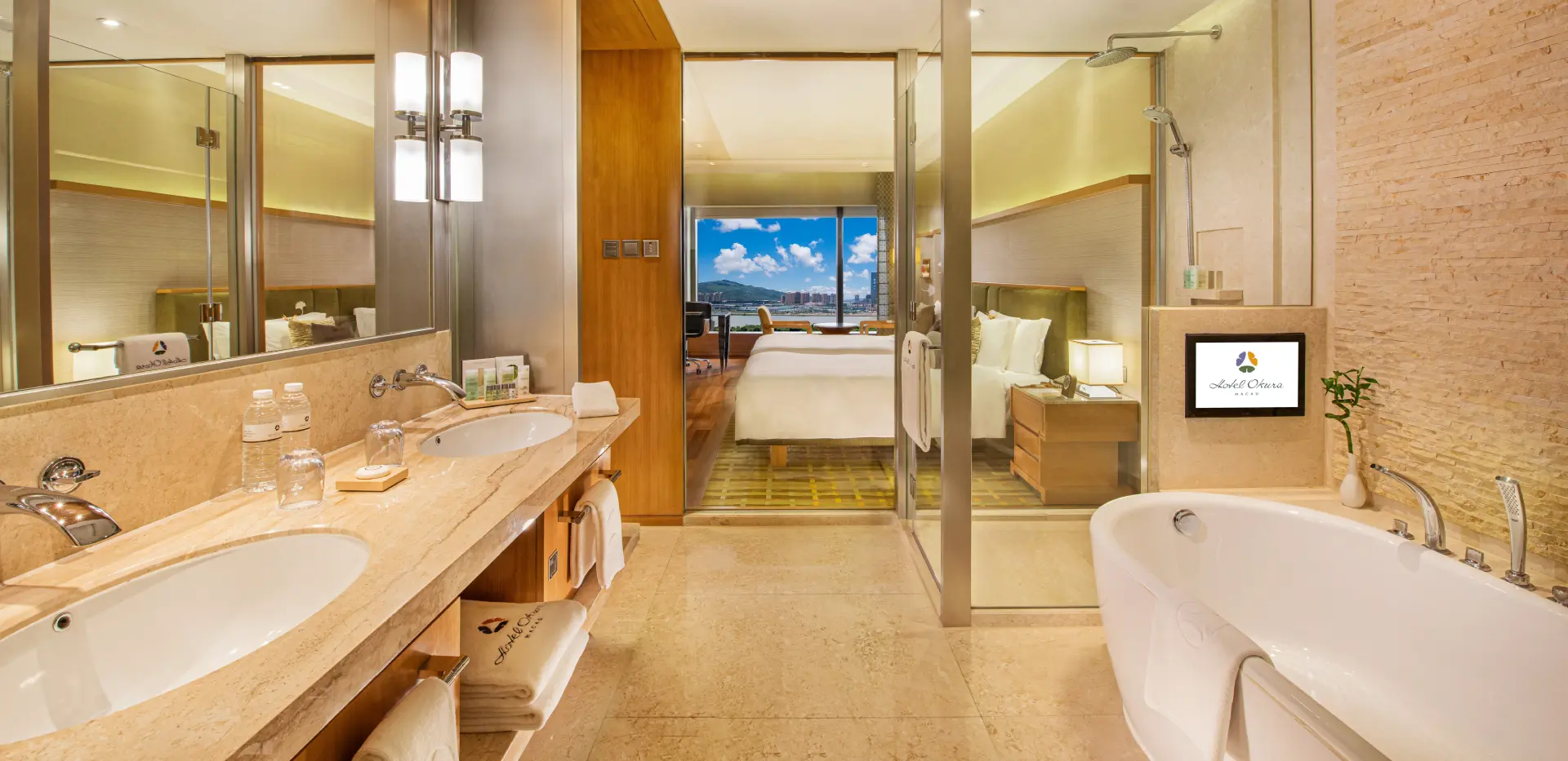 Deluxe - Bathroom (1920x933)