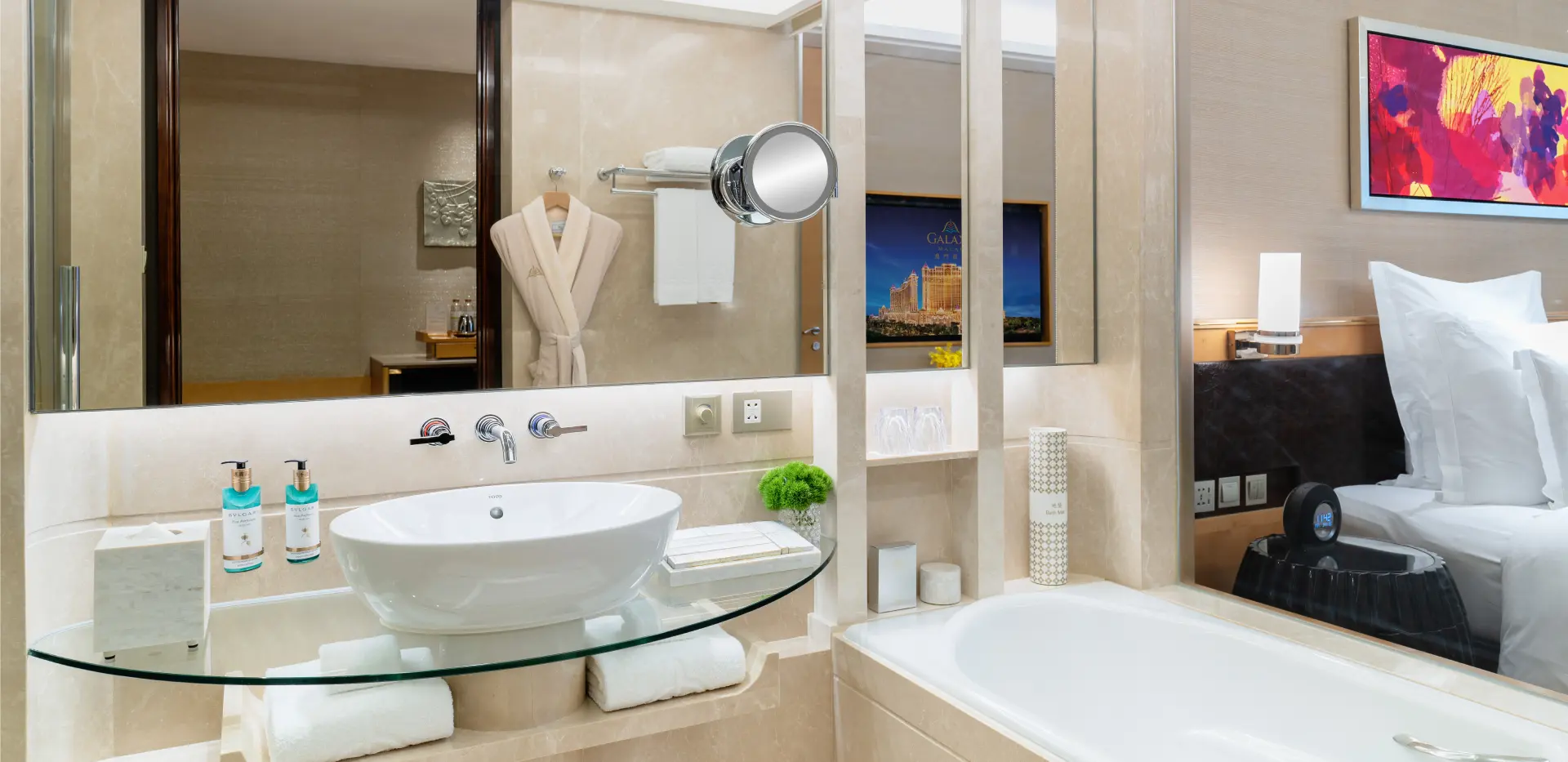 Deluxe King Bathroom (1920x933)