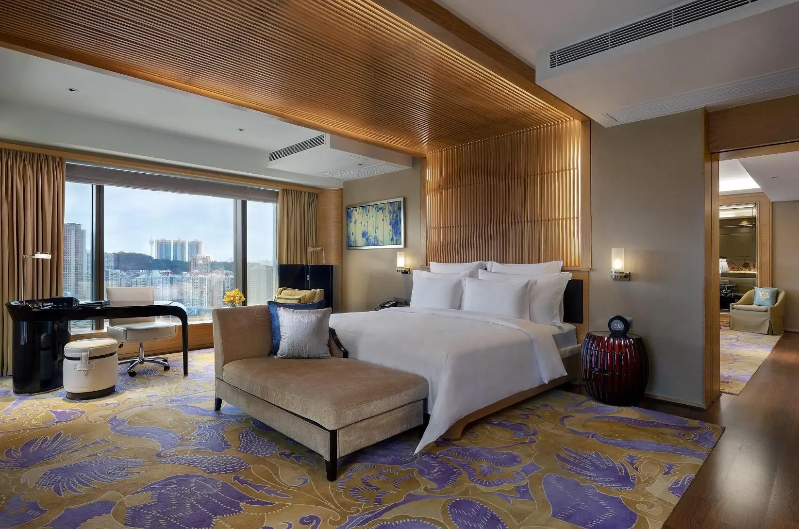 GH_Premier Suite_Bedroom_Resized.jpg 
