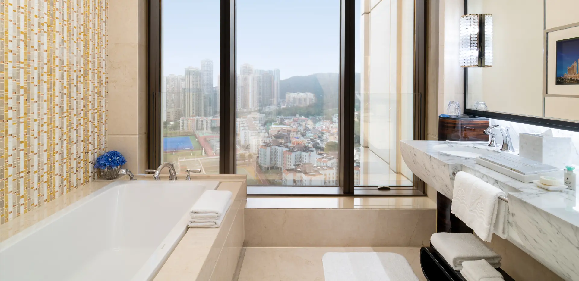 Galaxy Suite - Bathroom (1920x933)