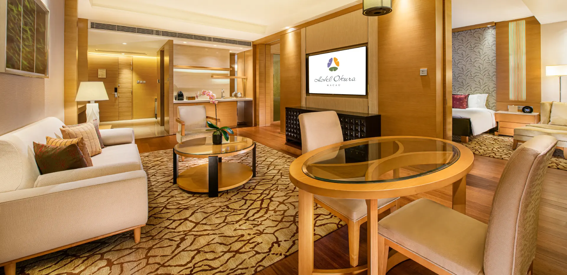 Junior Suite - Living Room (1920x933)