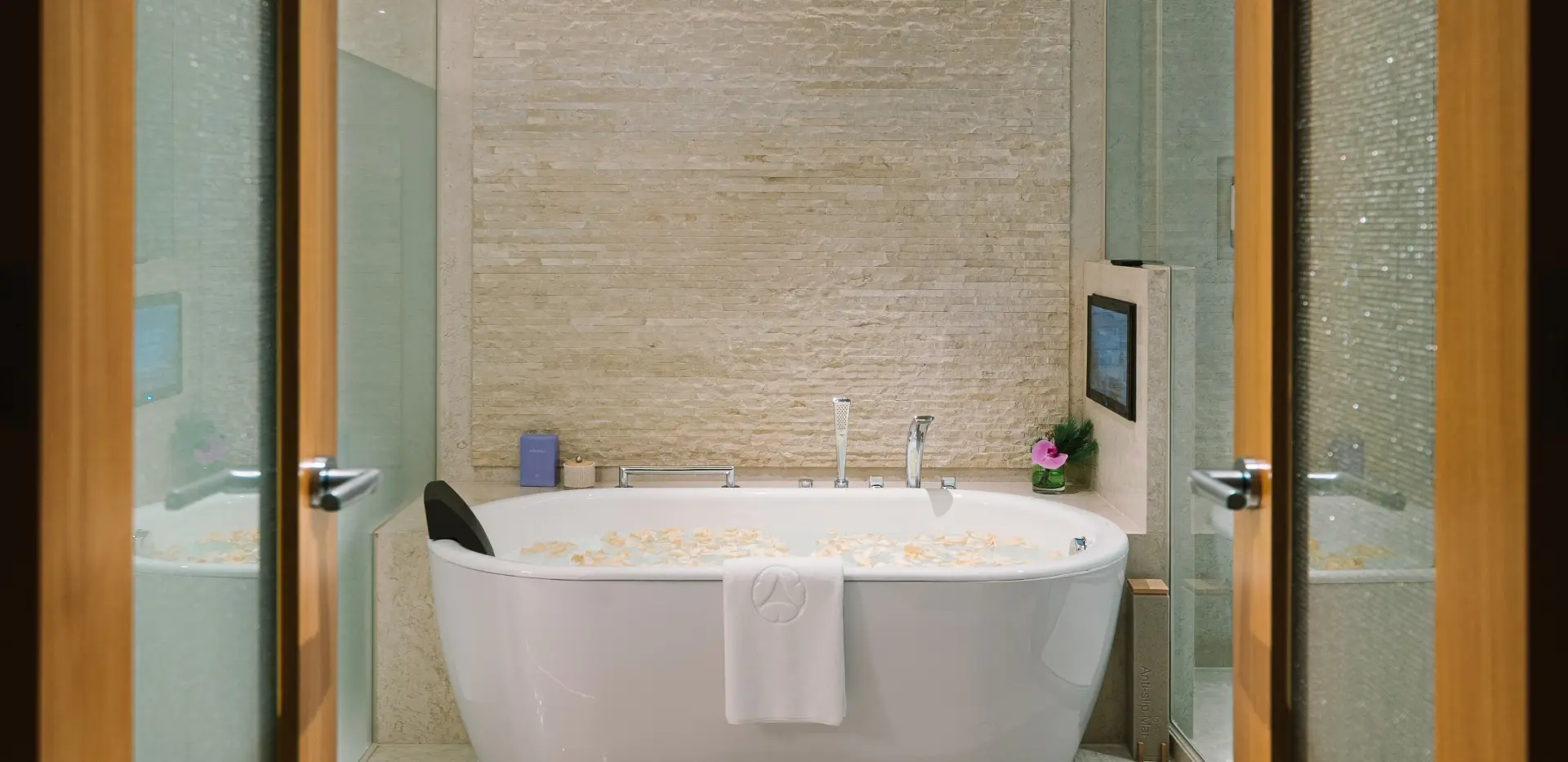 Okura Deluxe Room_1_1920