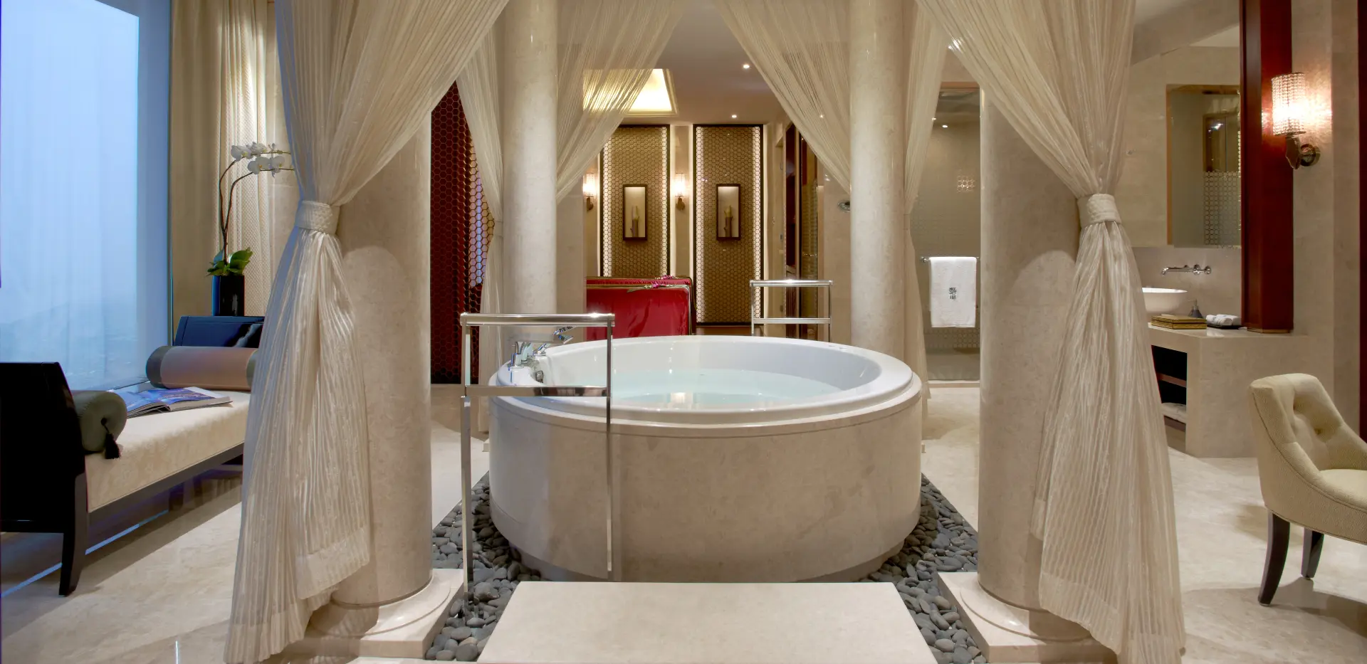 Presidential Suite - Jaccuzzi (1920x933)