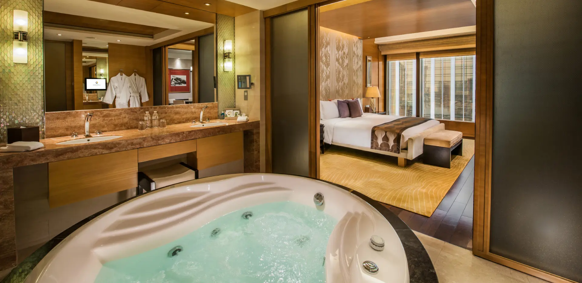 Royal Suite - Bathroom (1920x933)