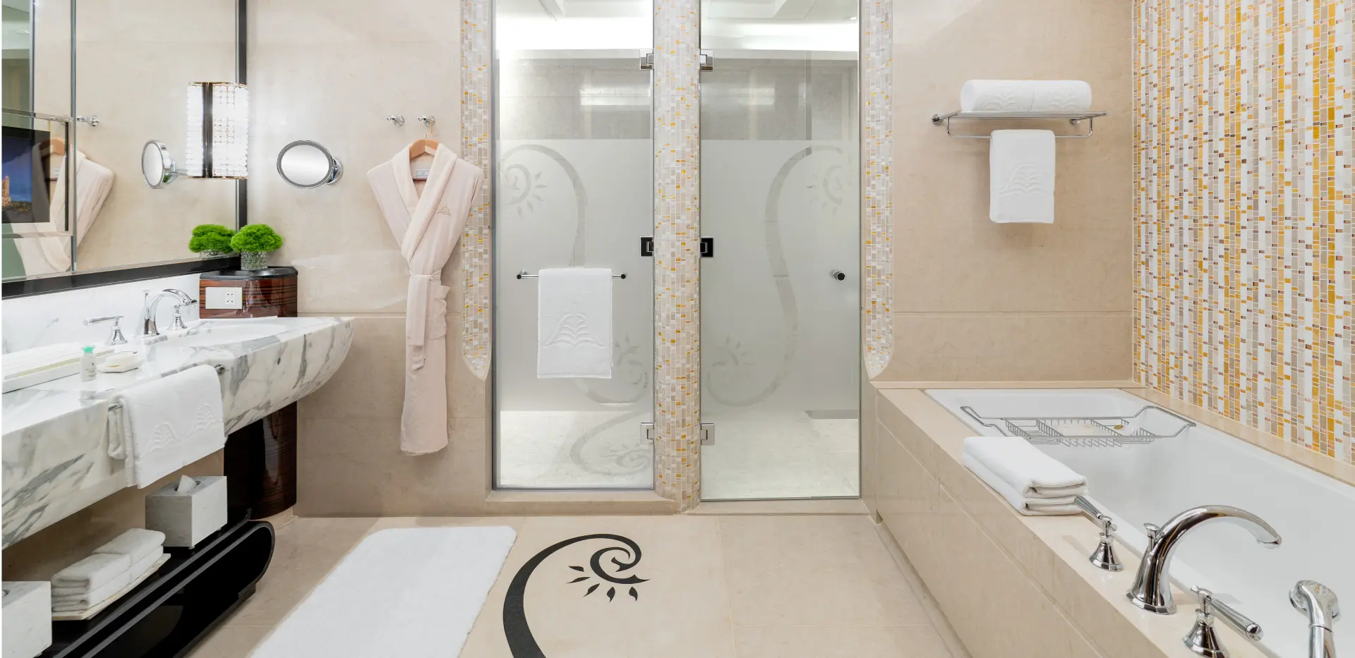 Royal Suite Bathroom (1920x933)