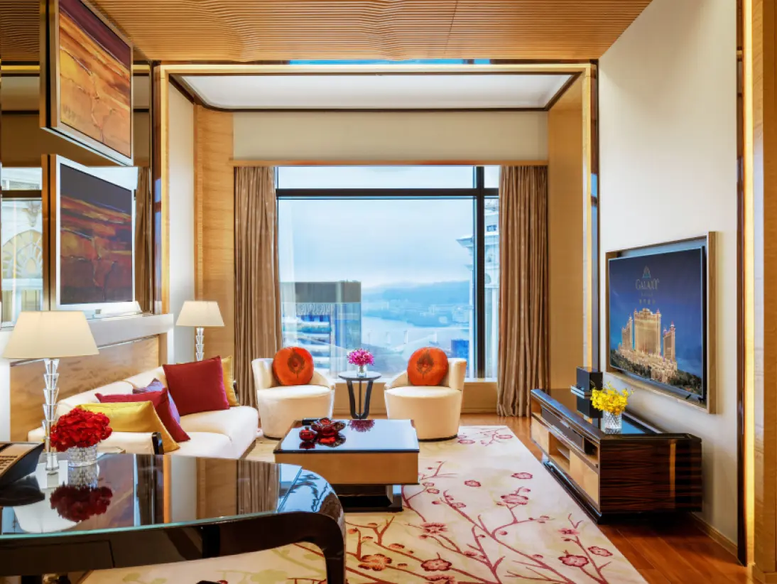 Royal Suite Living Room (935x623)