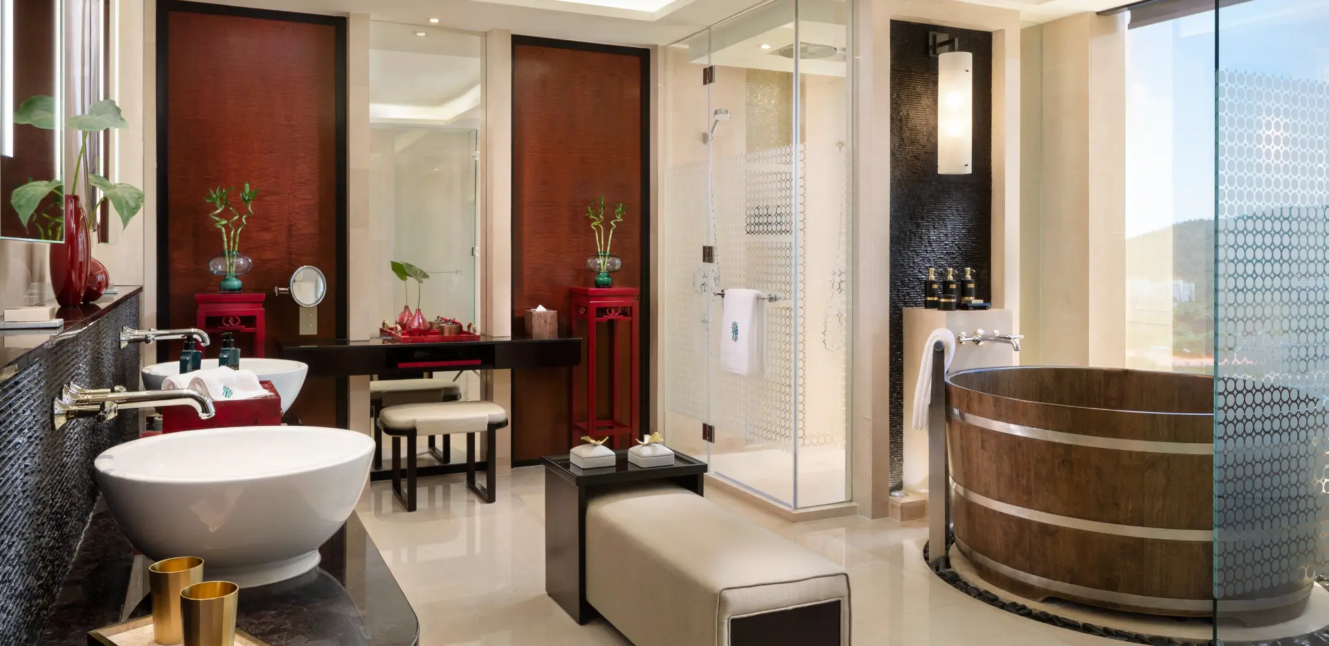 Signature Pool Suite_Bathroom (1920x933)