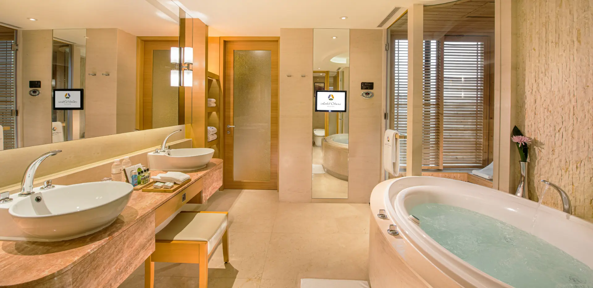 Superior Suite - Bathroom (1920x933)