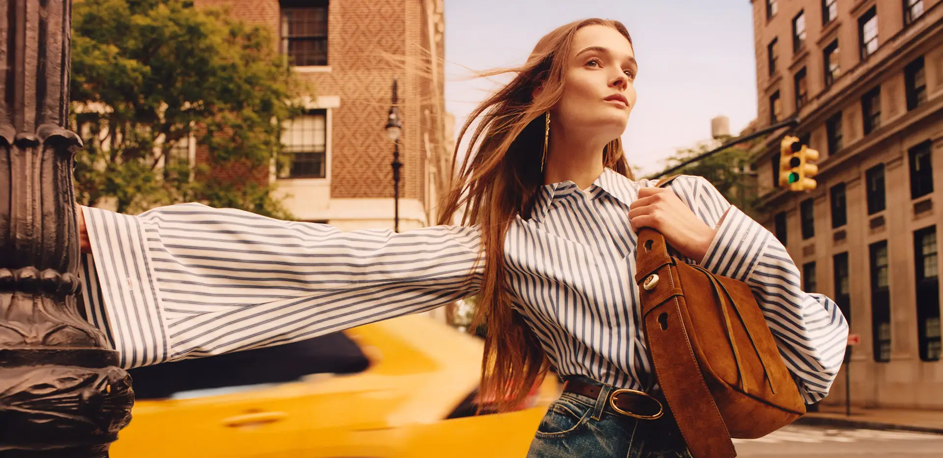 TB_FAL25_CAMPAIGN_ROMY_SHOULDER_SHOT_1920x933