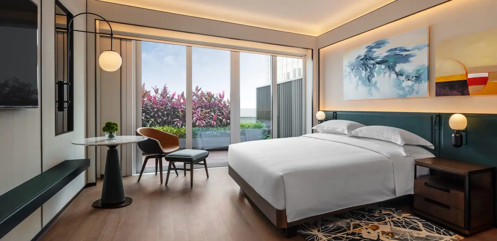 1 King Bed with Balcony