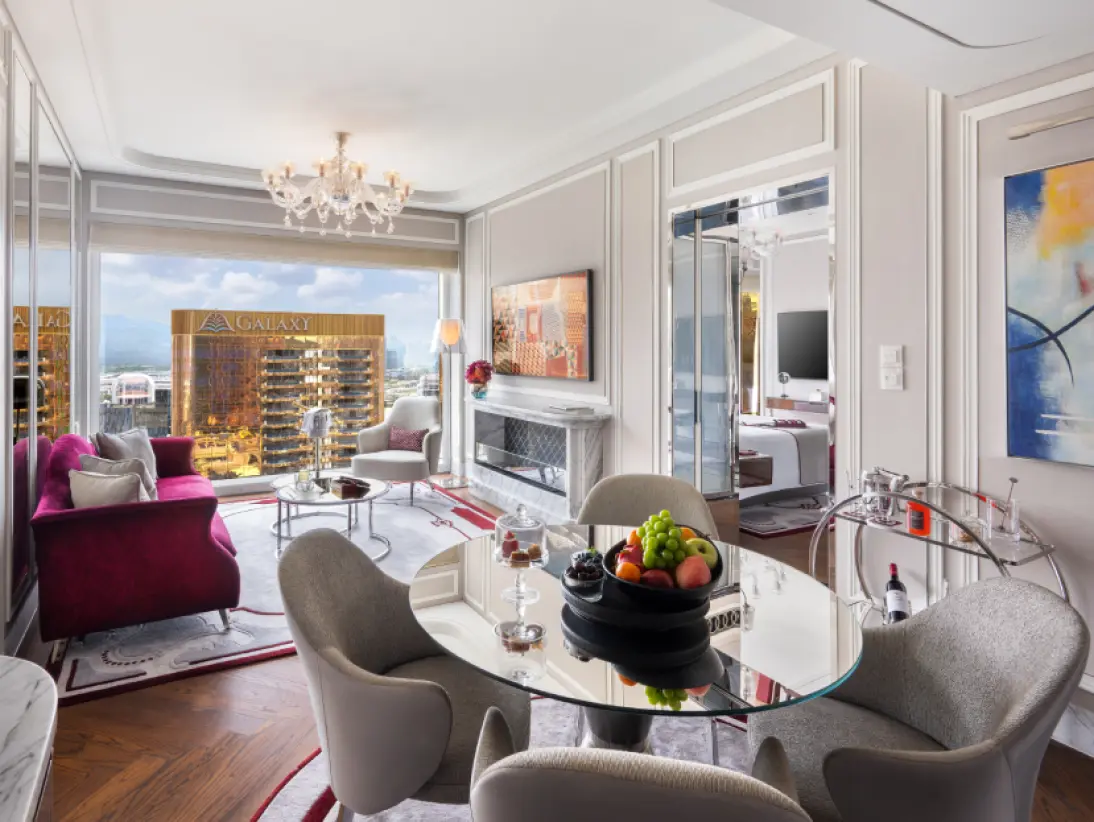 deluxe_two_bedroom_suite_living_room_1_935623_0515