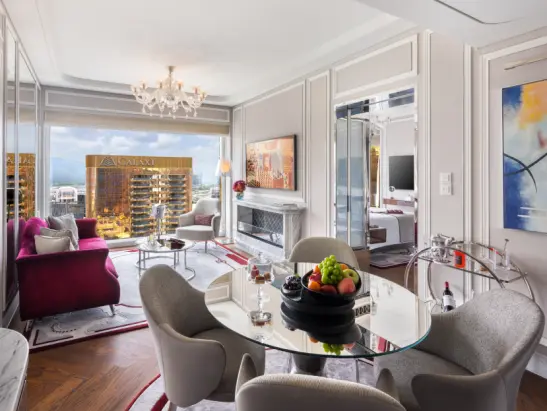 deluxe_two_bedroom_suite_living_room_1_935623_0515