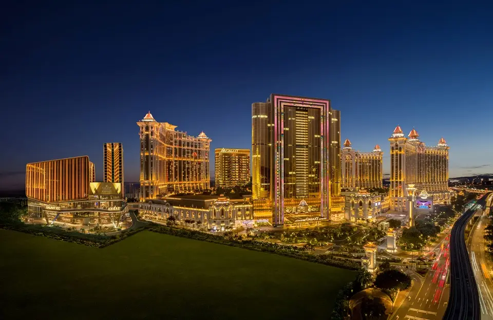 galaxy_macau_night_960x623