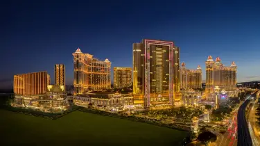 galaxy_macau_night_960x623