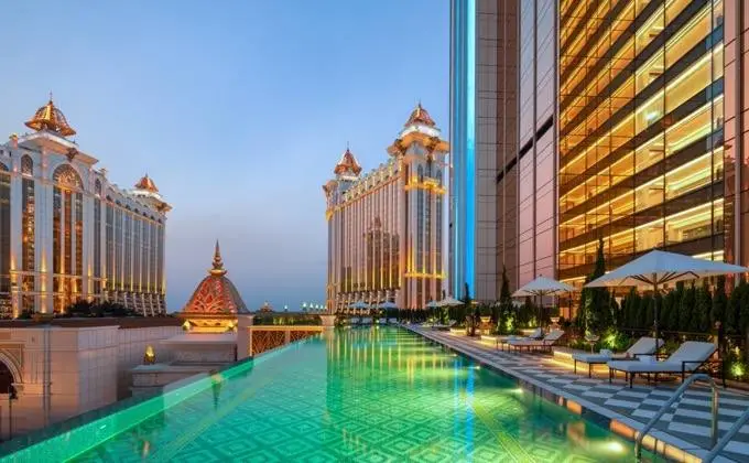 The property’s infinity edge pool is set among manicured gardens, with an elevated and unobstructed vista over Galaxy Macau’s expansive Grand Resort Deck.