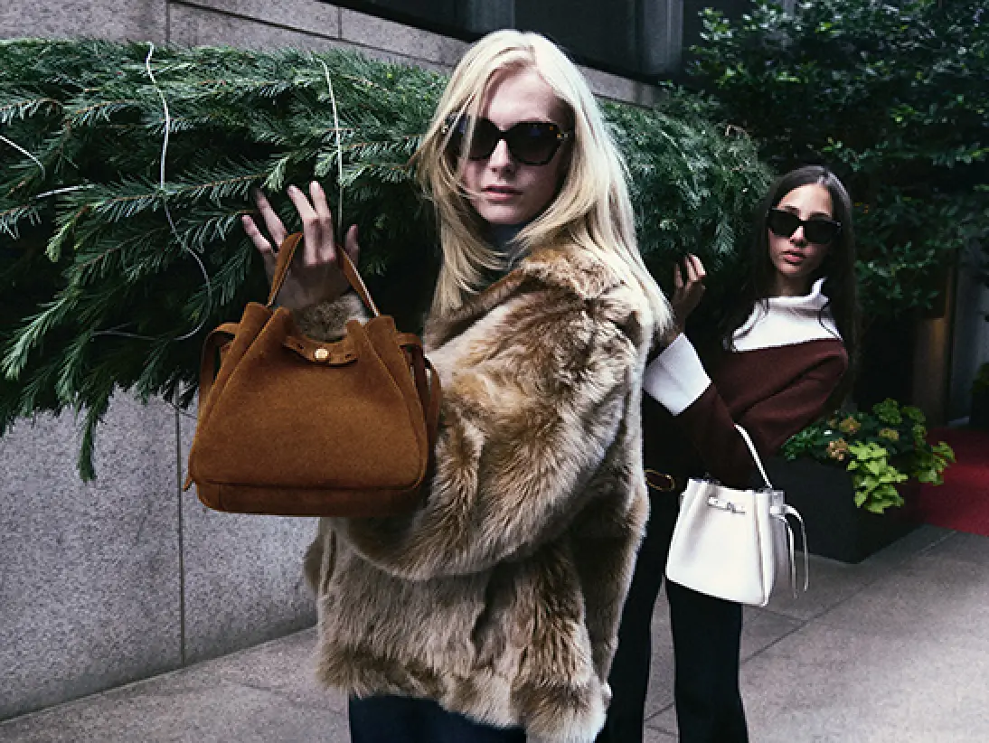 tb_hol25_campaign_romy_bucket_shot_8_0096_547x411